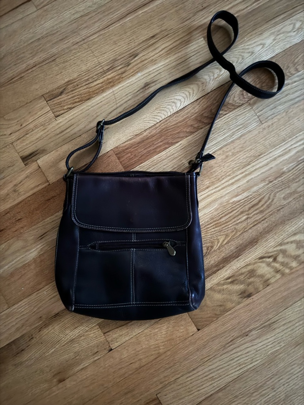 Classic Brown Leather Crossbody Bag with Front Zip Pocket